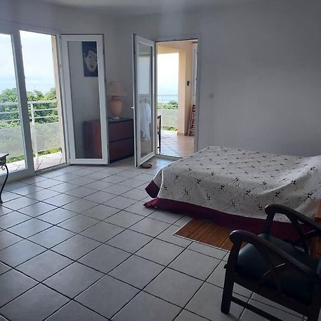 Grand Studio En Bas De Villa Avec Vue Sur Mer Au Carbet Le Carbet Exterior photo