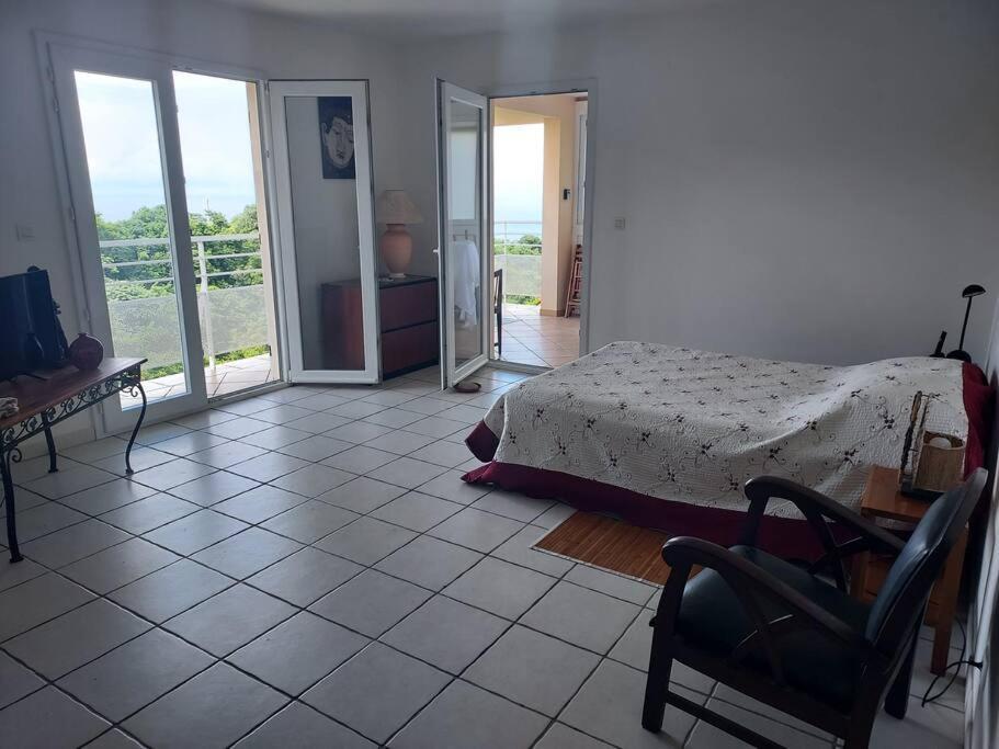 Grand Studio En Bas De Villa Avec Vue Sur Mer Au Carbet Le Carbet Exterior photo